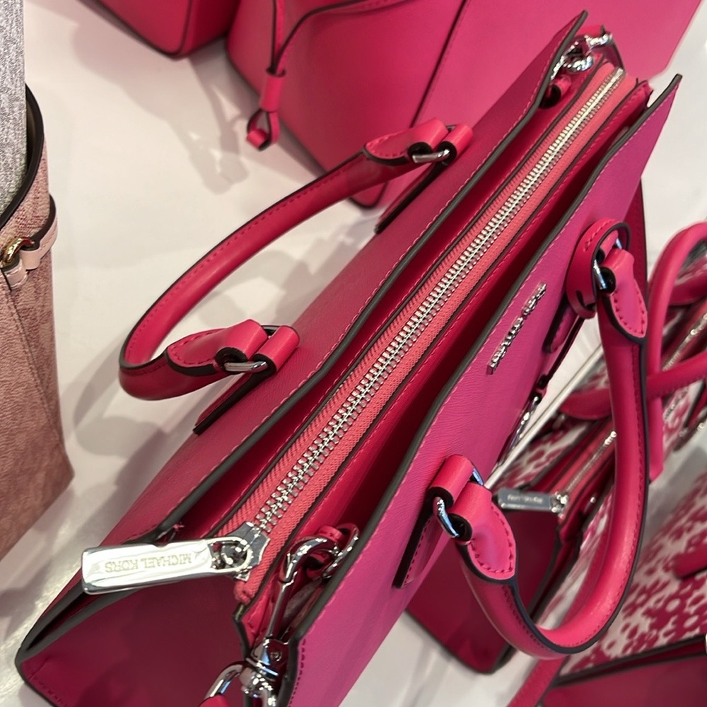 Michael Kors Sheila Medium Satchel
Dragonfruit
NWT - Picture 10 of 16
